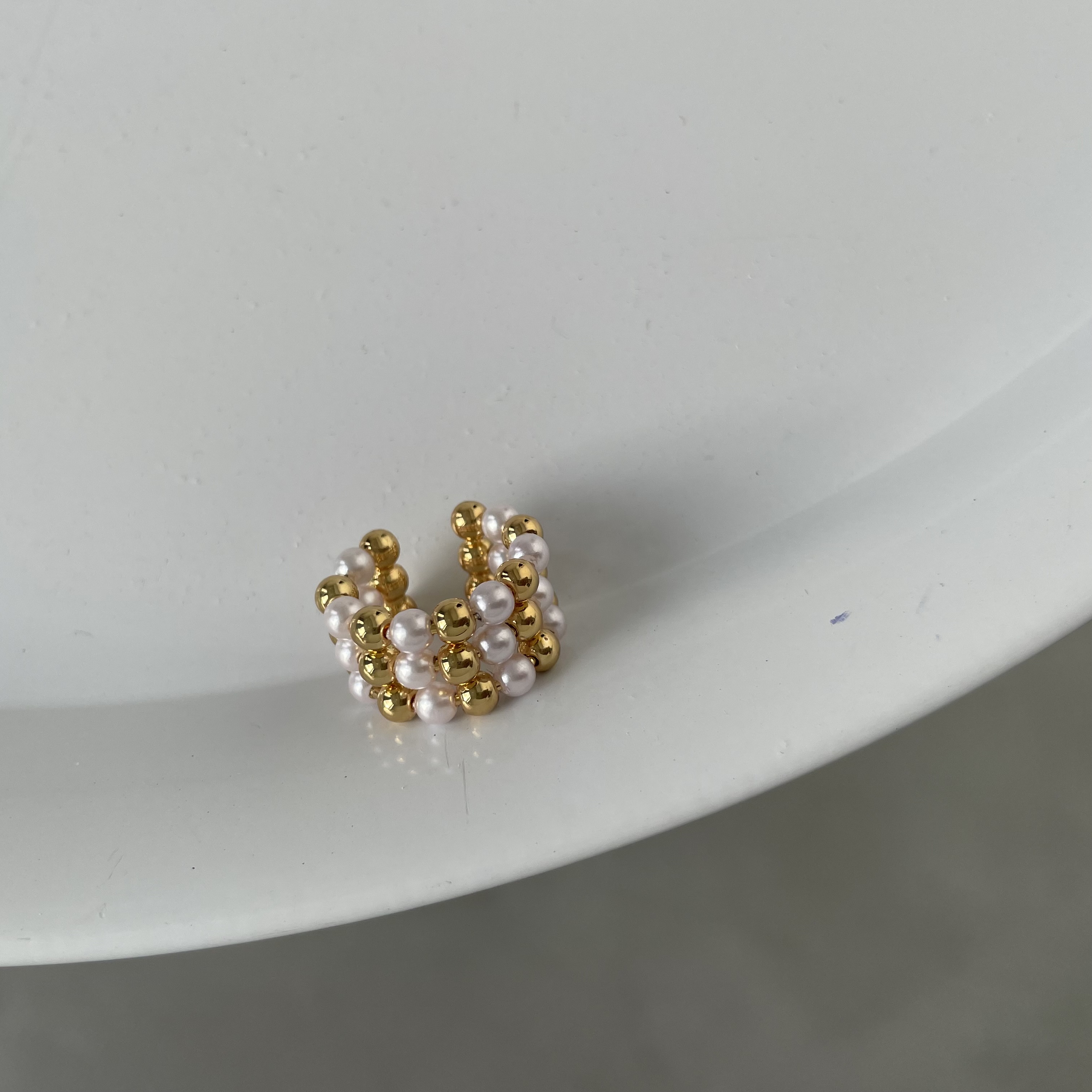 картинка Серьга-каффа "Золотая бусинка"