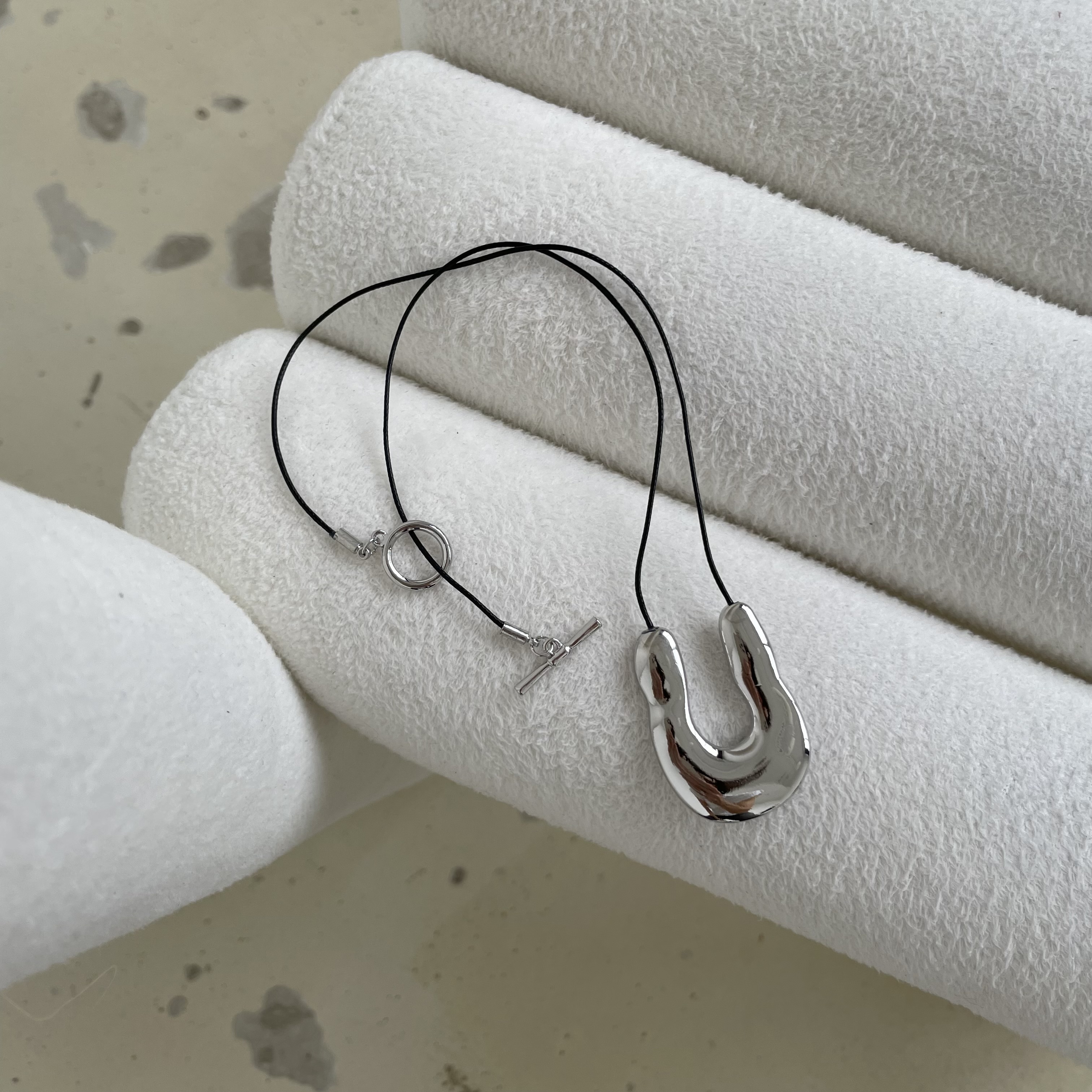 картинка Кулон на шнурке "Silver zigzag"