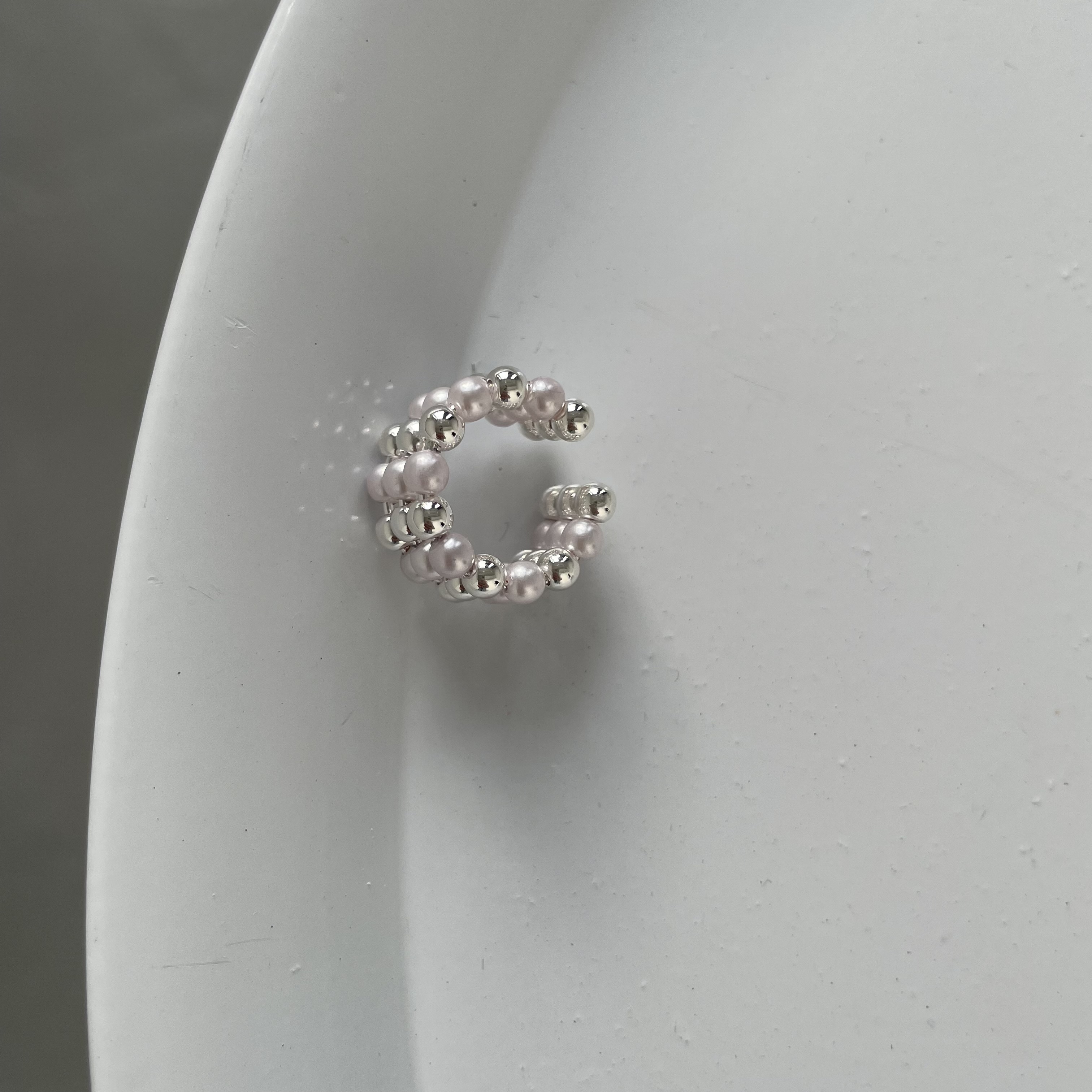 картинка Серьга-каффа "Серебрянная бусинка"