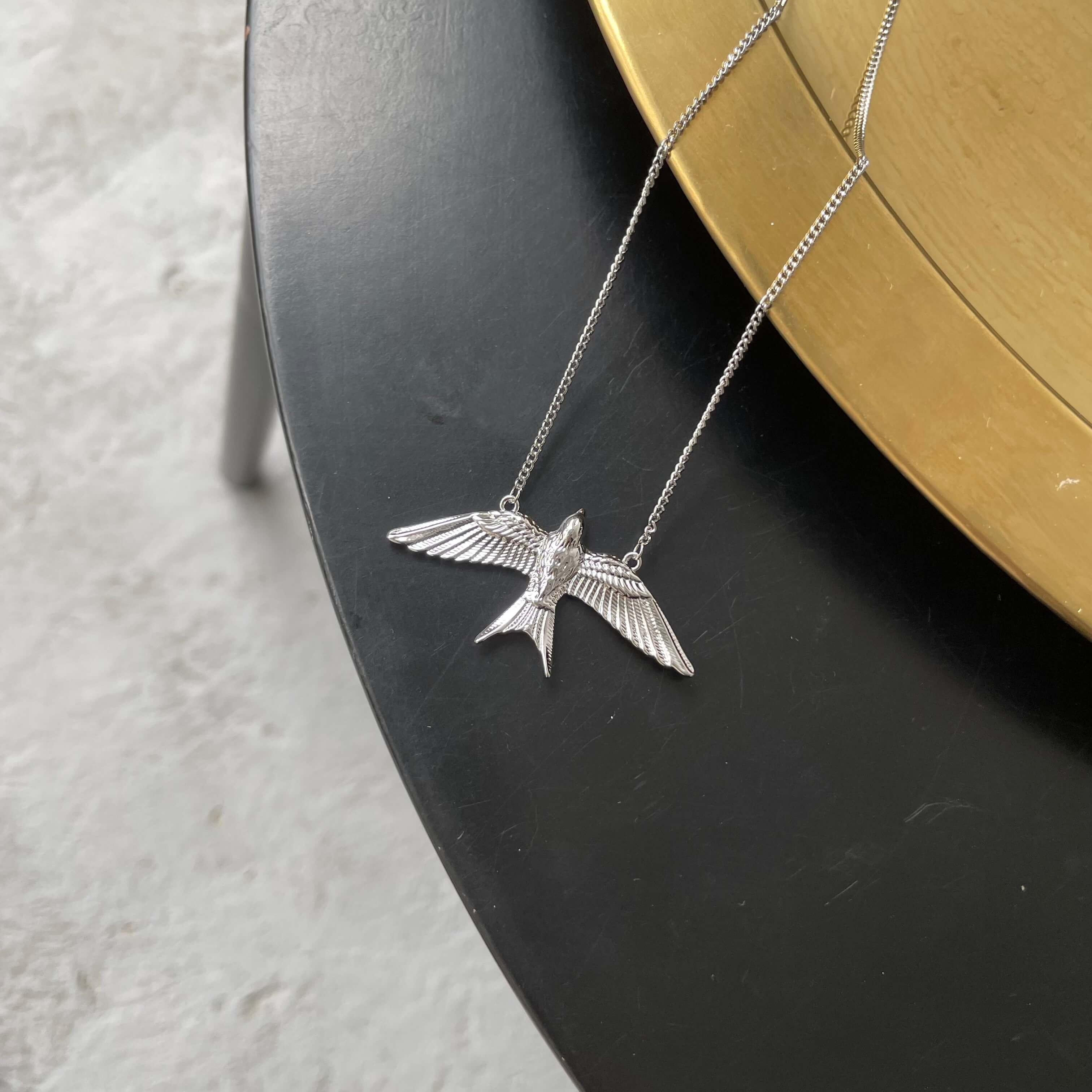 картинка Цепь с кулоном "Серебряная ласточка"