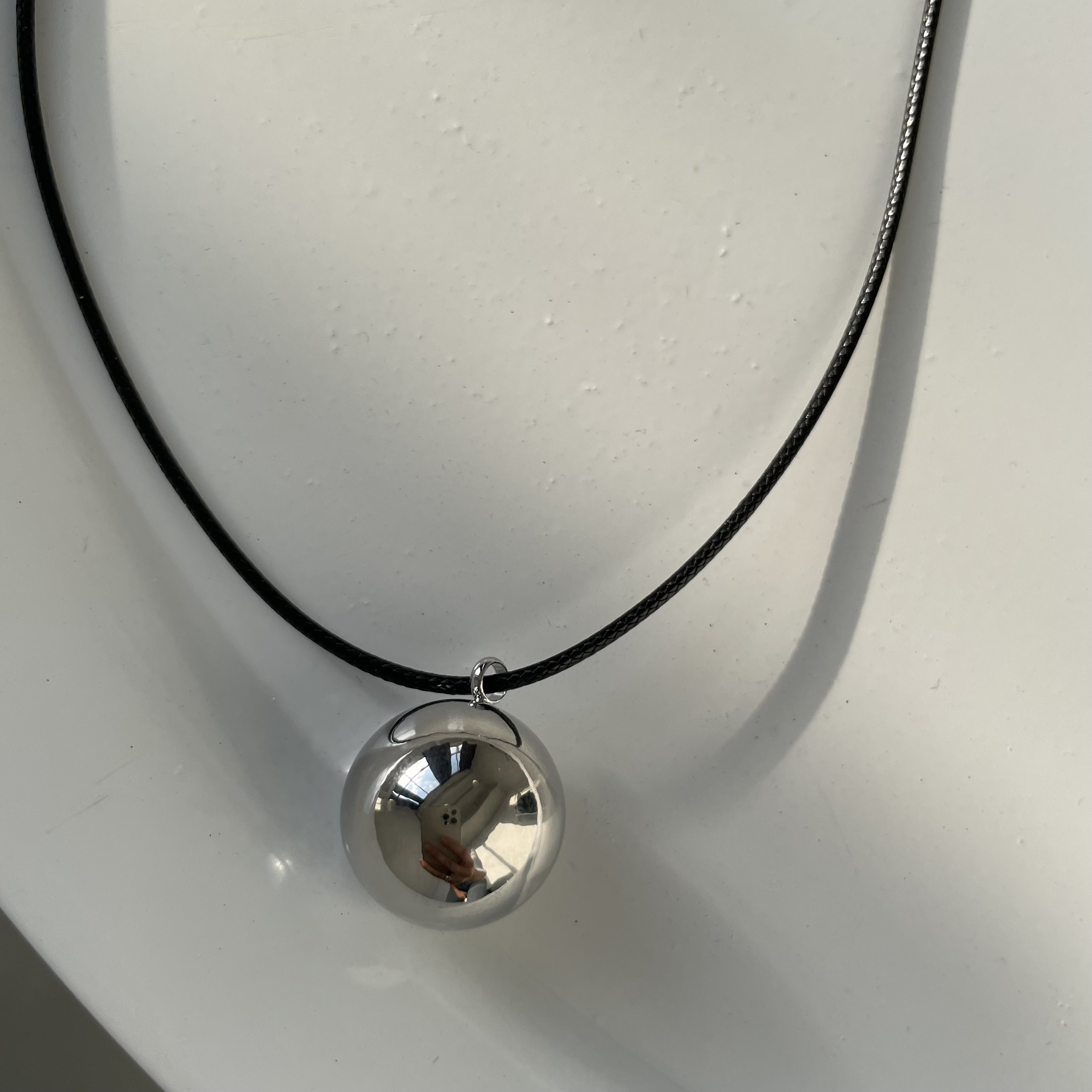 картинка Кулон на шнурке "Серебряный шар"