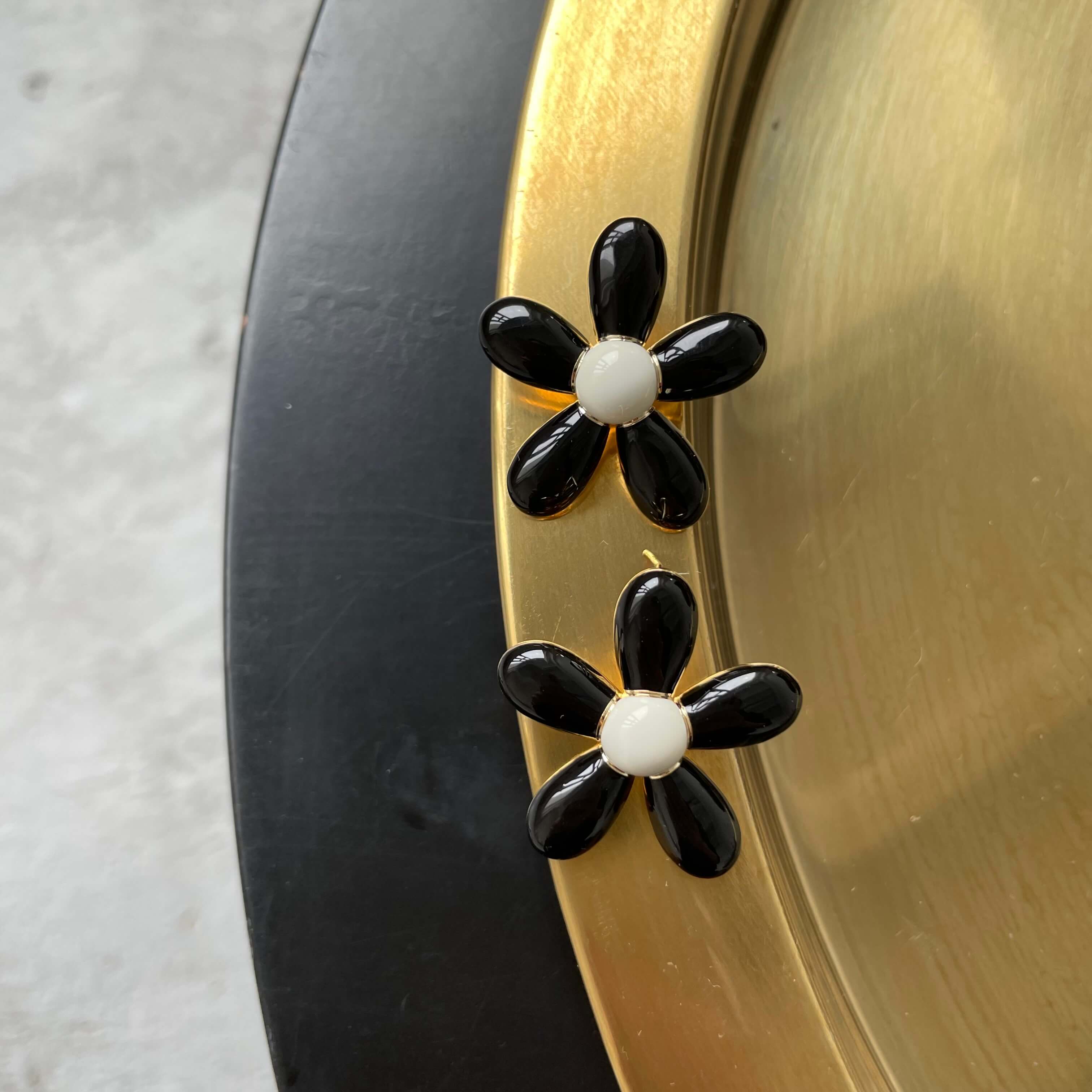 картинка Серьги "Черные ромашки"