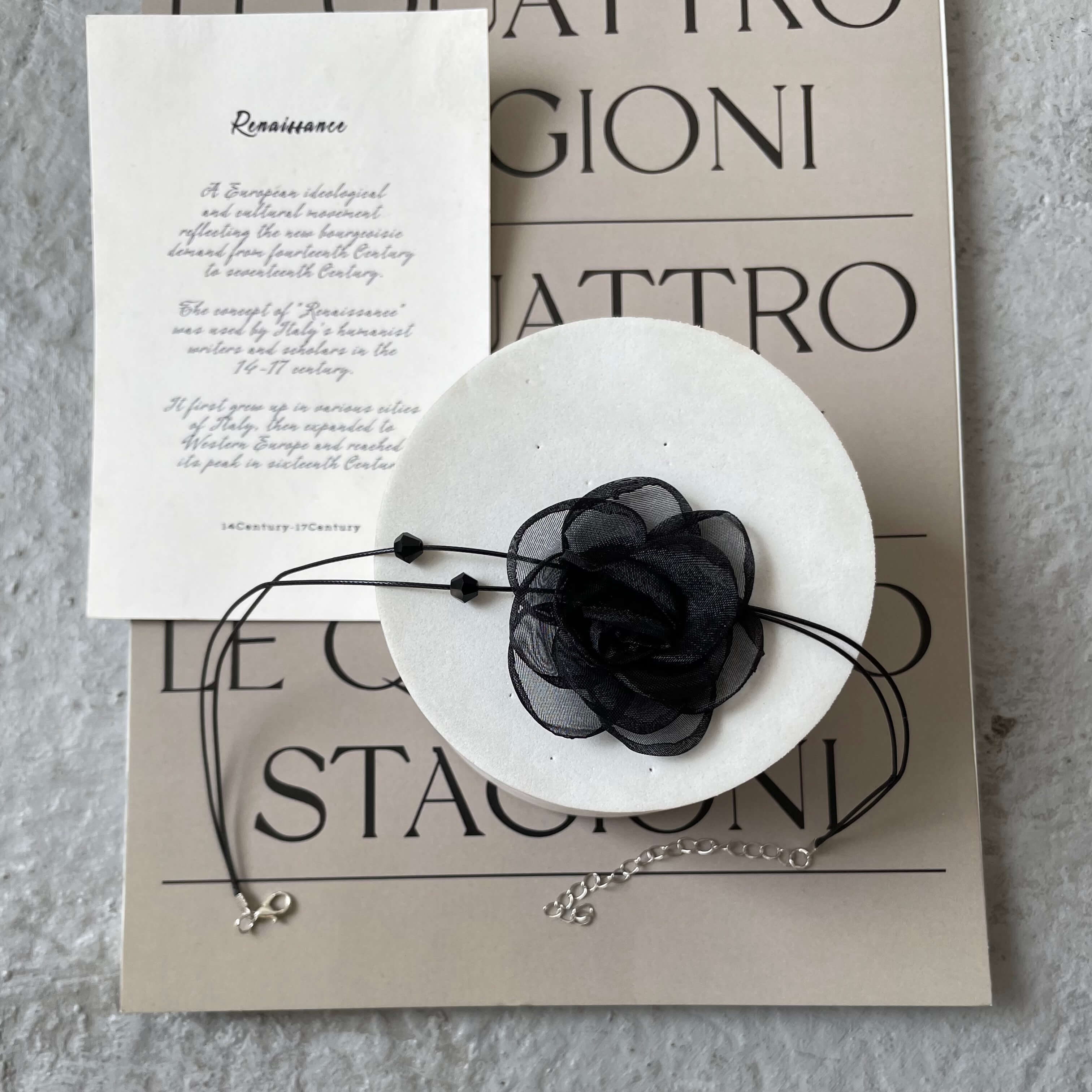 картинка Чокер мини "Черный цветок с бусинами"