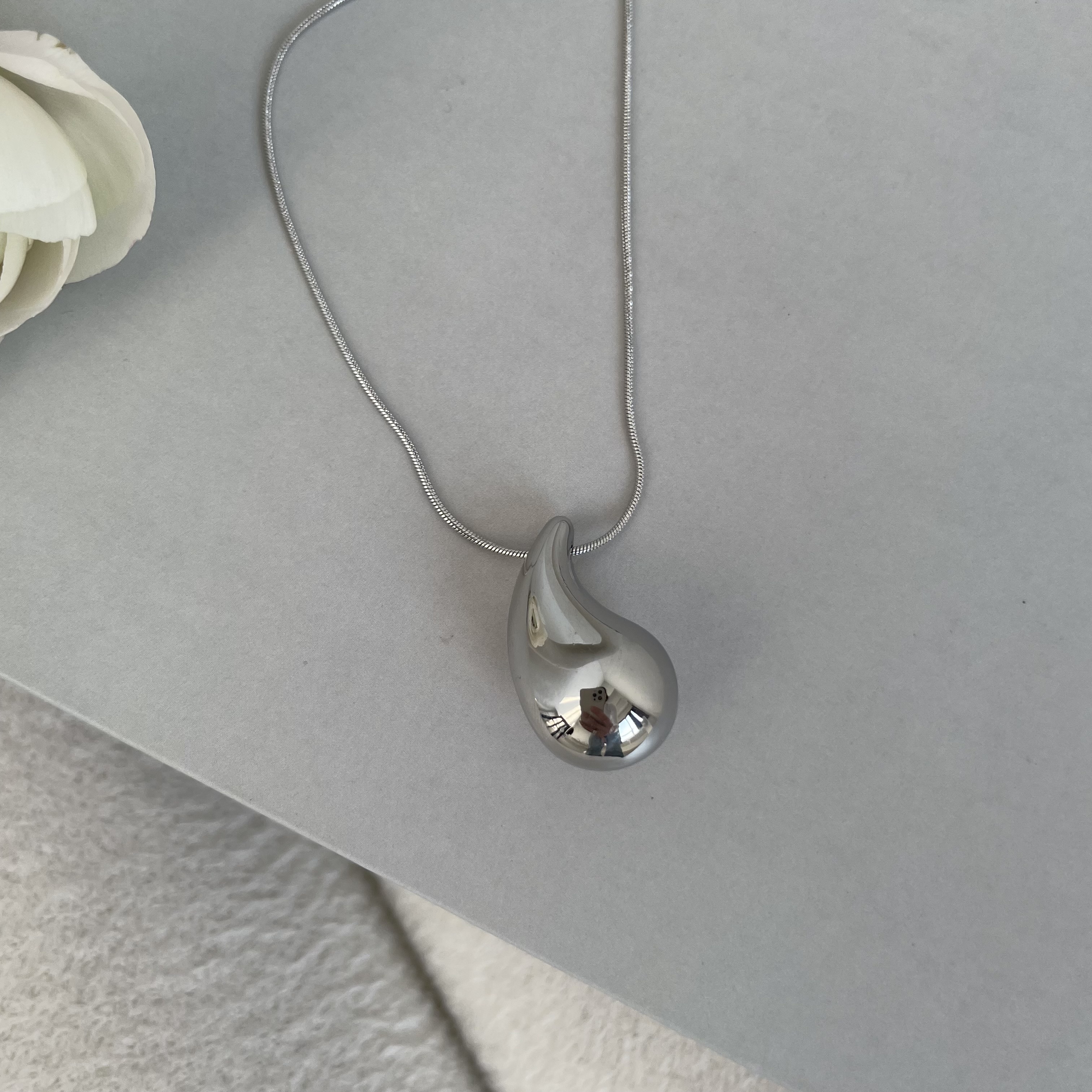 картинка Кулон на цепочке "Серебряная капля"