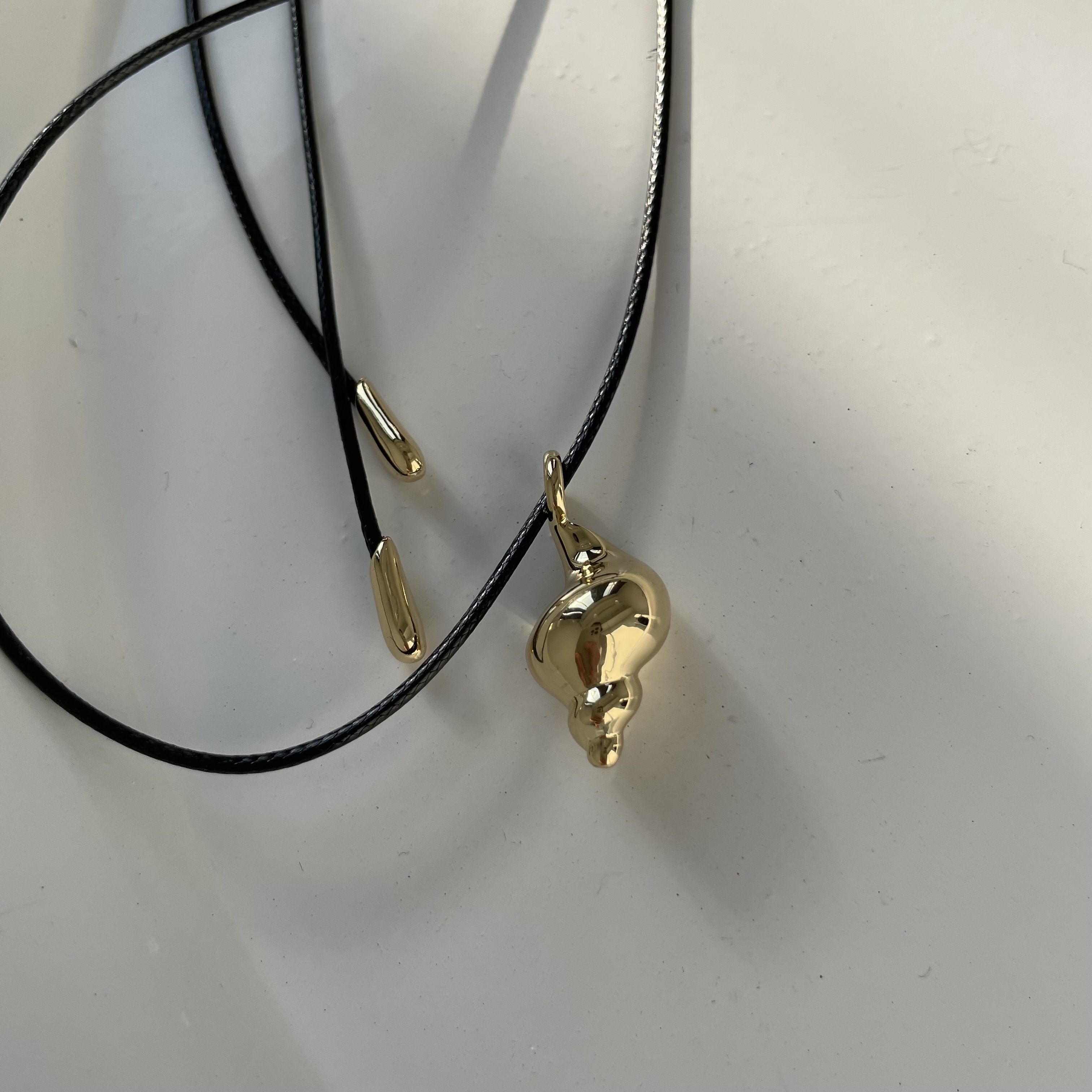 картинка кулон на шнурке "Золотая ракушка"