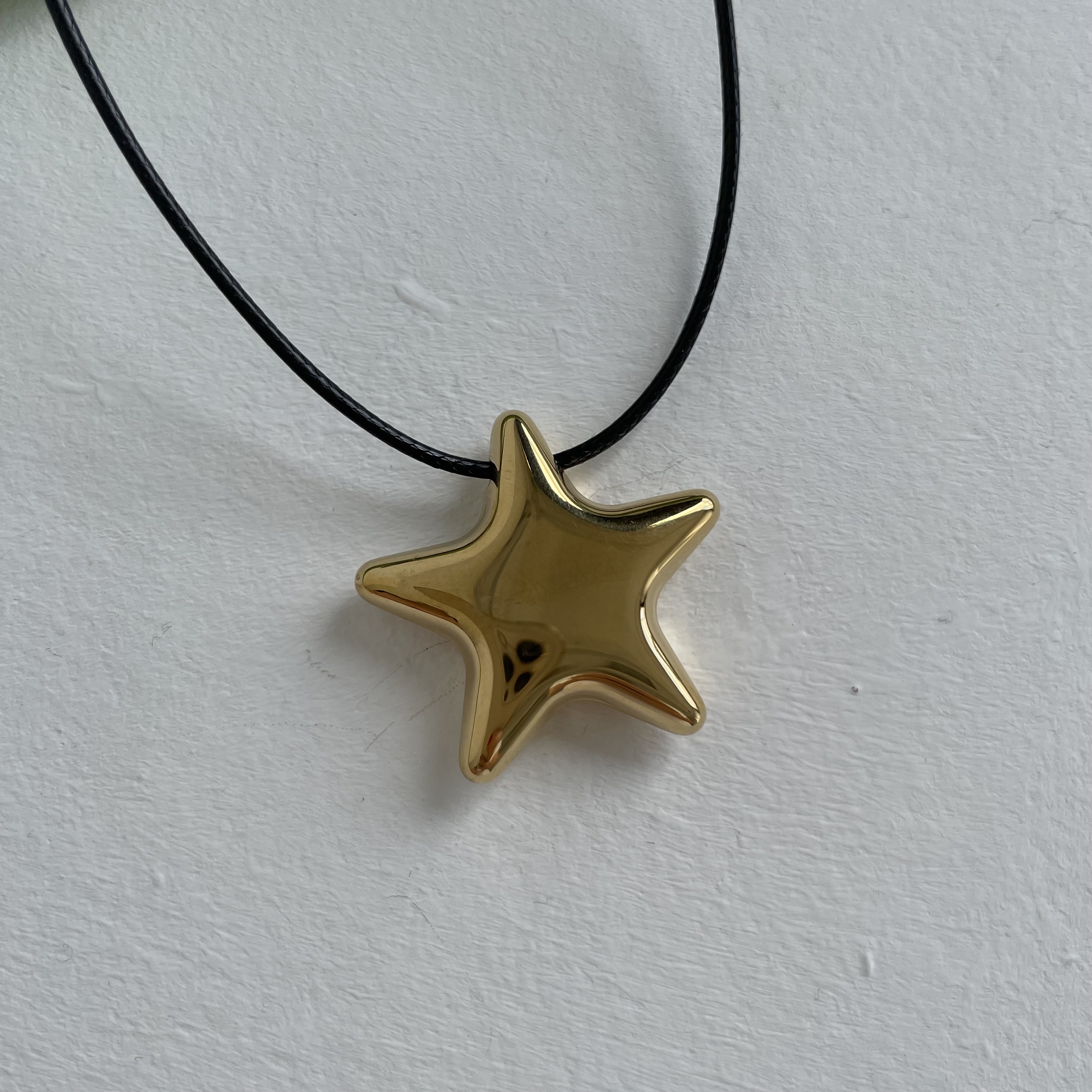 картинка Кулон на шнурке "Золотая звезда"