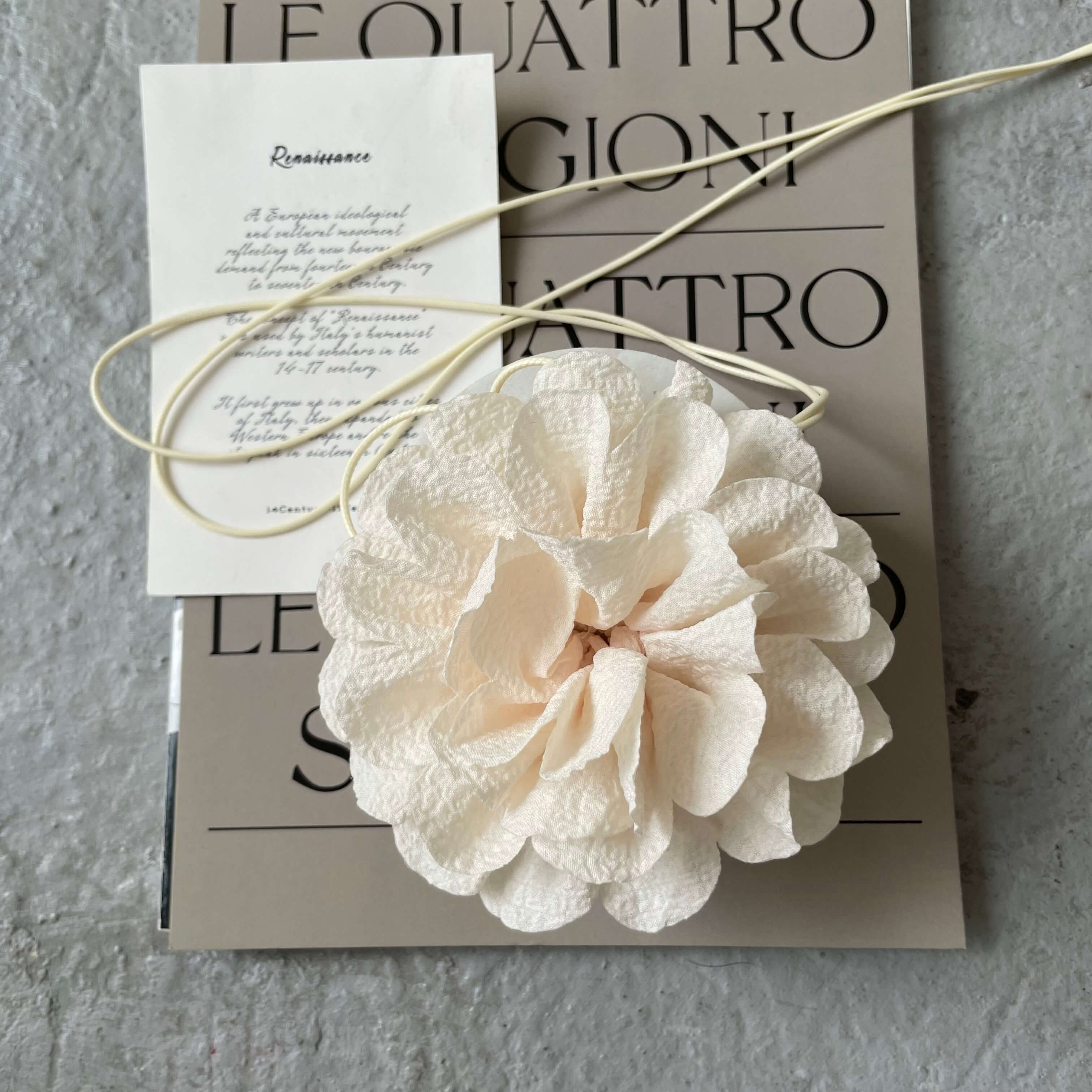 картинка Чокер "Сливочный георгин"