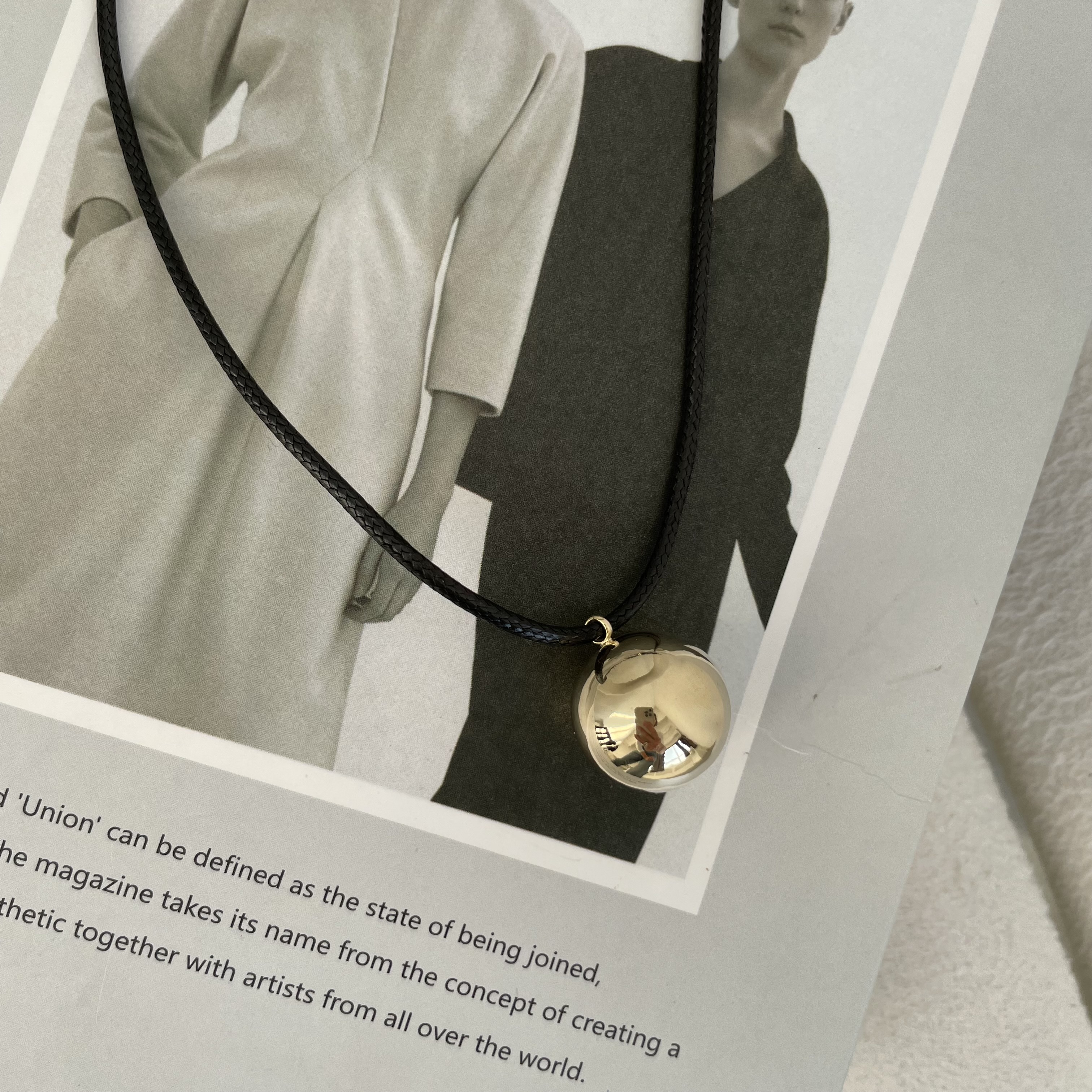 картинка Кулон на шнурке "Золотой шар"