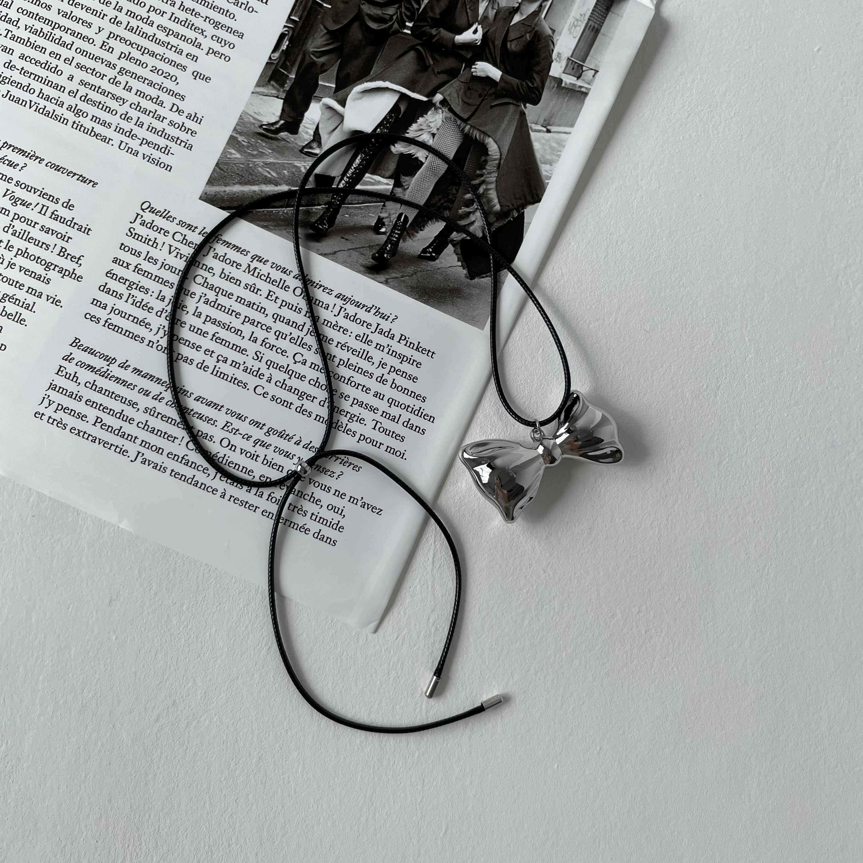 картинка Кулон на шнурке "Серебряный бант"