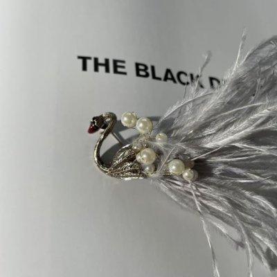 картинка Брошь  "Gray swan"